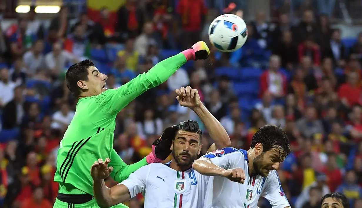 Kiper Belgia, Thibaut Courtois, menghalau bola serangan pemain Italia pada laga Grup E Piala Eropa 2016 di Stade de Lyon, Lyon, Selasa (14/6/2016) dini hari WIB. (AFP/Emmanuel Dunand)