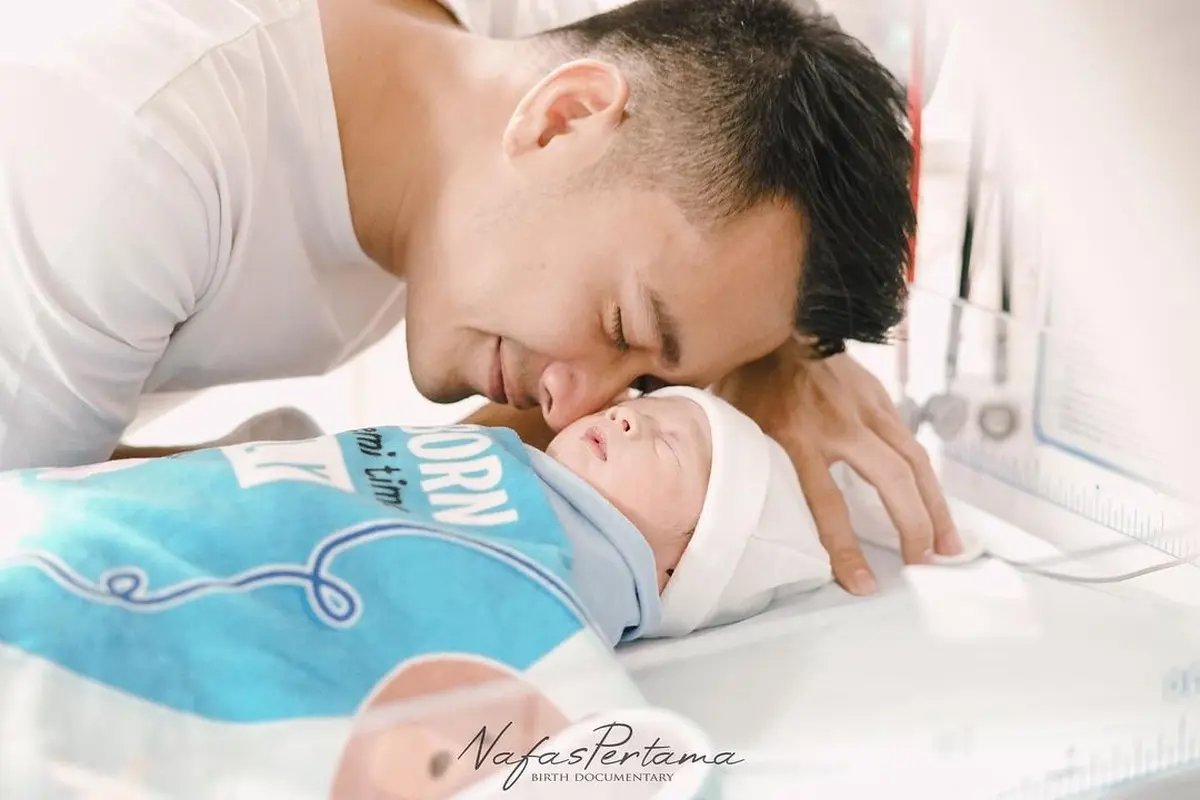 Eza Gionino dikaruniai anak ketiga yang diberi nama Akshay Gionino (Foto Instagram @ezagio @nafaspertama)