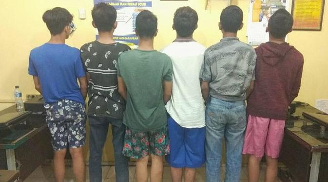 Enam pelaku pengeroyokan berujung maut bagi remaja di Pekanbaru berada di kantor polisi usai ditangkap. (Liputan6.com/M Syukur)