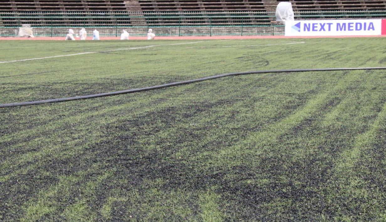 Kondisi rumput dari Stadion National Olympic di Phnom Penh, Rabu (20/2). Stadion ini menjadi salah satu venue yang menggelar laga Piala AFF U-22 2019. (Bola.com/Zulfirdaus Harahap)