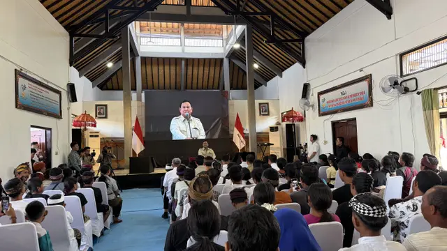 Presiden Prabowo Subianto saat meninjau Sekolah Rakyat Menengah Pertama (SRMP) 17 Tabanan, Bali, Minggu (7/6/2026).
