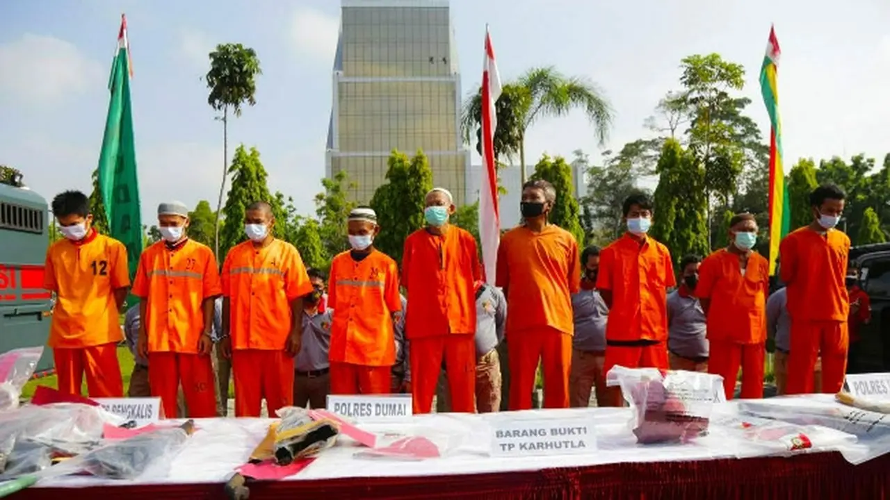 Tersangka karhutla di berbagai kabupaten di Riau yang dihadirkan di Pekanbaru.