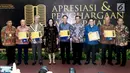 Menkeu Sri Mulyani foto bersama pengusaha besar yang menerima penghargaan antara lain Raden Eddy Kusnadi Sariaatmadja, Anthoni Salim, Sofjan Wanandi, Arifin Panigoro, dan Erick Thohir, Jakarta, Selasa (13/3). (Liputan6.com/Pool/Ditjen Pajak)