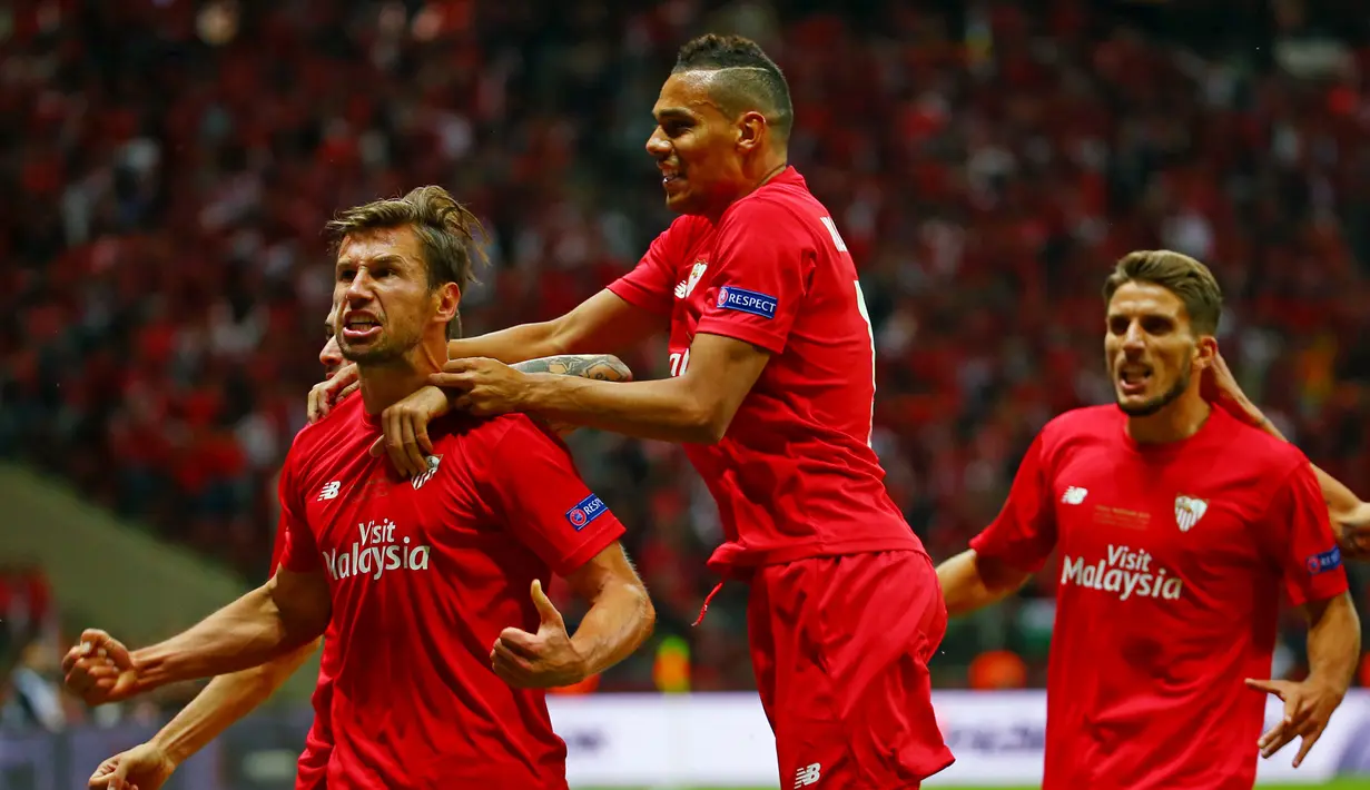 Gelandang Sevilla, Grzegorz Krychowiak (kiri) melakukan selebrasi usai mencetak gol ke gawang Dnipro pada final Europa League Sevilla di Stadion Narodowy, Polandia, Kamis (28/5/2015). Sevilla menang 3-2 atas Dnipro Dnipropetrovsk.  (Reuters/Eddie Keogh)