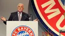 Presiden Bayern Muenchen, Franz Beckenbauer dalam pertemuan tahunan klub di Munich pada 7 November 2008. Pertemuan itu dihadiri lebih dari 1000 anggota klub. AFP PHOTO/KAVEH ROSTAMKAHNI