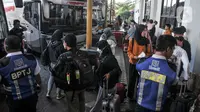 Calon penumpang menunggu jadwal keberangkatan bus antarkota antarprovinsi (AKAP) di Terminal Jatijajar, Depok, Jawa Barat, Minggu (16/4/2023). (merdeka.com/Iqbal S Nugroho)