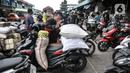 Warga saat membeli beras di Pasar Induk Beras Cipinang (PIBC), Cipinang, Jakarta Timur, Selasa (31/1/2023). Menurut pekerja salah satu agen, kelangkaan beras yang terjadi saat ini akibat gagal panen di daerah pemasok. (merdeka.com/Iqbal S. Nugroho)