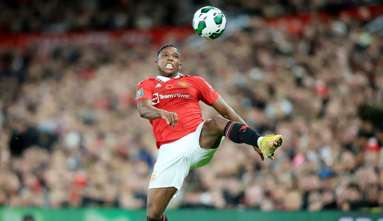 Tyrell Malacia tampil agresif di sisi kiri pertahanan Manchester United. Ia mampu mencatatkan lima tekel bersih dan satu sapuan. (AFP/Lindsey Parnaby)