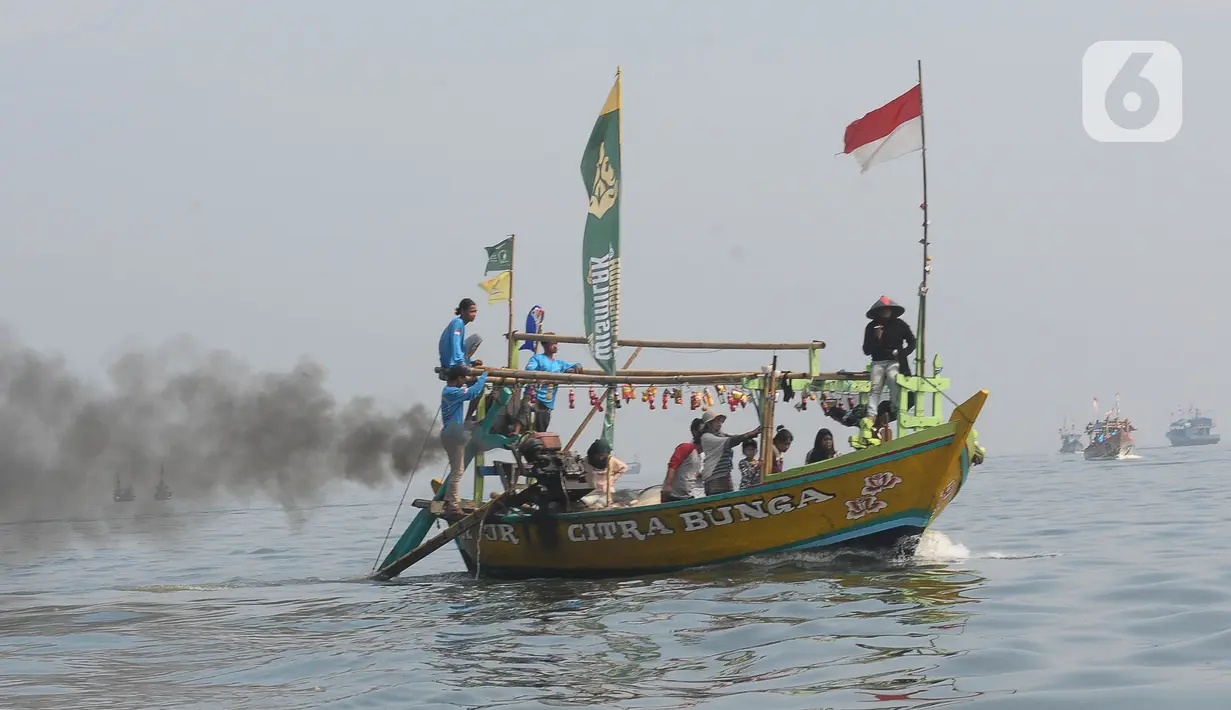 Pelarungan sesajen ini merupakan tradisi pesta nelayan tradisional pesisir Muara Angke, Kecamatan Penjaringan Jakarta Utara. (merdeka.com/Imam Buhori)