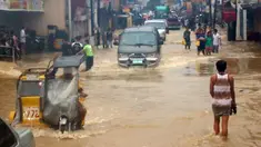 Banjir terjadi akibat hujan deras yang dibawa oleh Topan Goni di Kota Condon, Ilocos sur, Filipina, Senin (24/8/2015). Topan yang membawa angin berkecepatan 140 km/jam hingga 195 km/jam tersebut diperkirakan akan menerjang Okinawa, Jepang. (AFP Photo)
