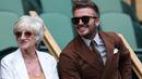 Mantan pesepakbola David Beckham dan ibunya Sandra Georgina West bereaksi dari Royal Box di Centre Court selama pertandingan tenis perempat final tunggal putri antara Simona Halep dari Rumania dan pemain AS Amanda Anisimova pada hari kesepuluh Kejuaraan Wimbledon 2022 di The Klub Tenis All England di Wimbledon, London (6/7/2022). (AFP/Adrian Dennis)