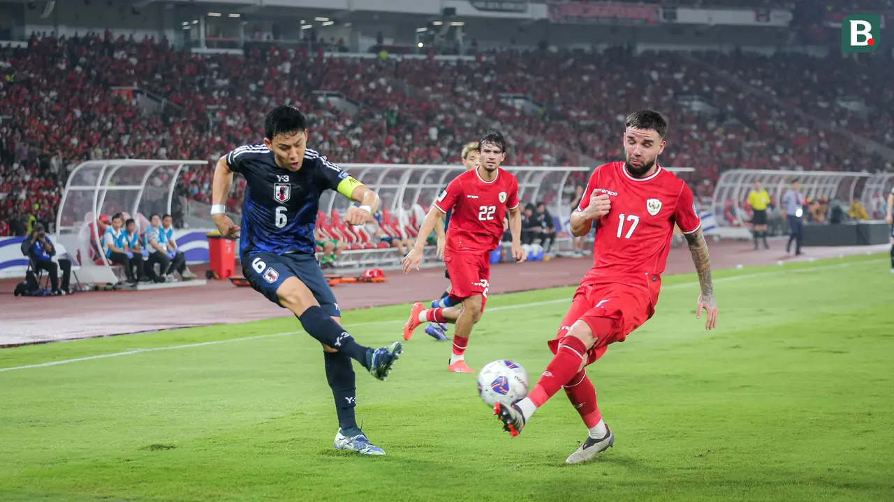 Foto: Duel Kawan Satu Tim Calvin Verdonk dan Koki Ogawa pada Laga Timnas Indonesia Vs Jepang di Kualifikasi Piala Dunia 2026