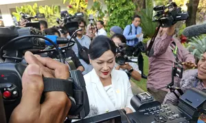 Ketua Dewan Komisioner Otoritas Jasa Keuangan (OJK), Friderica Widyasari Dewi, di Kompleks Istana Kepresidenan, Jakarta, Senin (19/10/2026). (Liputan6.com/Arief)