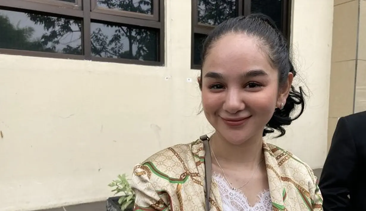 Mengingat pernikahan baru sebulan, Hakim juga meminta untuk memikir lagi. Hana mengungkapkan tekadnya ingin segera bercerai. Menurut Hana, sang suami telah melakukan kesalahan fatal. [Foto: ©KapanLagi.com/Nuzulur Rakhmah]