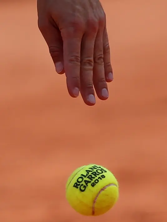 Tangan petenis Bulgaria, Grigor Dimitrov saat bersiap melakukan servis ke arah petenis Amerika, Jared Donaldson pada ajang Prancis Terbuka 2018 di Roland Garros stadium, Paris, France, (30/5/2018). (AP/Thibault Camus)