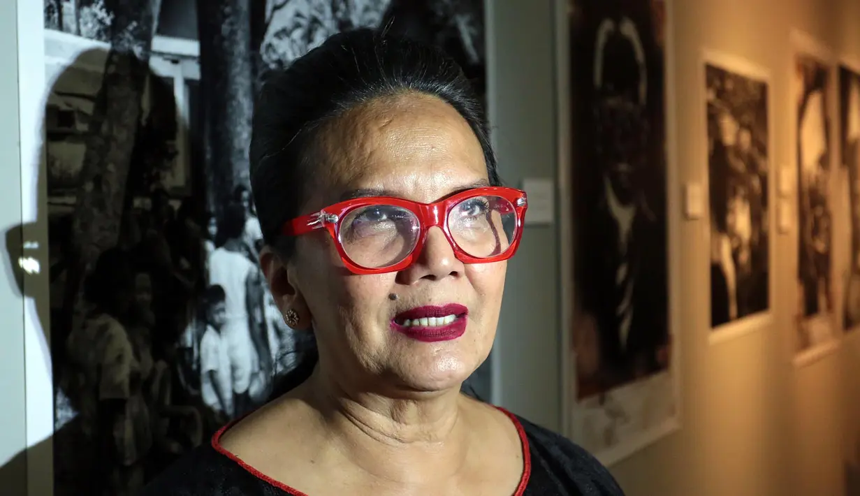 "Jadi pertama saya menyambut baik sekali ide pak Jokowi untuk membuat atau mereproduksi peristiwa sejarah," kata Christine Hakim di Galeri Foto Jurnalistik Antara, Jakarta Pusat, Jumat (22/9) malam. (Deki Prayoga/Bintang.com)