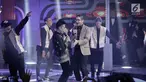Aksi Fildan finalis asal kota Bau-Bau berduet dengan Pasha Ungu dalam Grand Final Dangdut Academy 4 atau D'Academy 4 di Studio 5 Indosiar, Jakarta, Jumat (19/5). (Liputan6.com/Faizal Fanani)