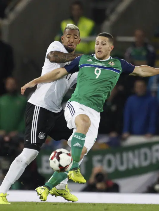 Bek Jerman, Jerome Boateng, berebut bola dengan striker Irlandia Utara, Conor Washington, pada laga Kualifikasi Piala Dunia 2018 di Stadion Windsor Park, Kamis (5/10/2017). Jerman menang 3-1 atas Irlandia Utara. (AP/Peter Morrison)