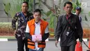 Pengacara Alfin Suherman (tengah) selaku penyuap Aspidum Kejati DKI Jakarta Agus Winoto akan menjalani pemeriksaan di Gedung KPK, Jakarta, Senin (12/8/2019). Alfin diperiksa sebagai tersangka terkait suap penangan perkara penipuan investasi Sendy Perico. (merdeka.com/Dwi Narwoko)