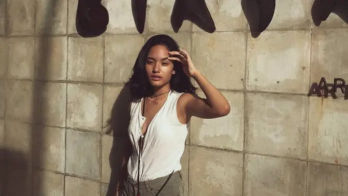 Gaya Arawinda Kirana Pakai Outfit Putih, Simpel Tapi Menawan