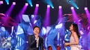 Ekspresi Rizky Febian saat berduet bersama Isyana Sarasvati dalam Konser Raya 22 Tahun Indosiar di Jakarta, Rabu (11/1). (Liputan6.com/Herman Zakharia)