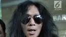 Musikus John Paul Ivan memberi keterangan kepada awak media saat hendak melaporkan portal berita online pribuminews.co.id di Bareskrim Polri, Jakarta, Selasa (22/5). (Merdeka.com/Iqbal S Nugroho)