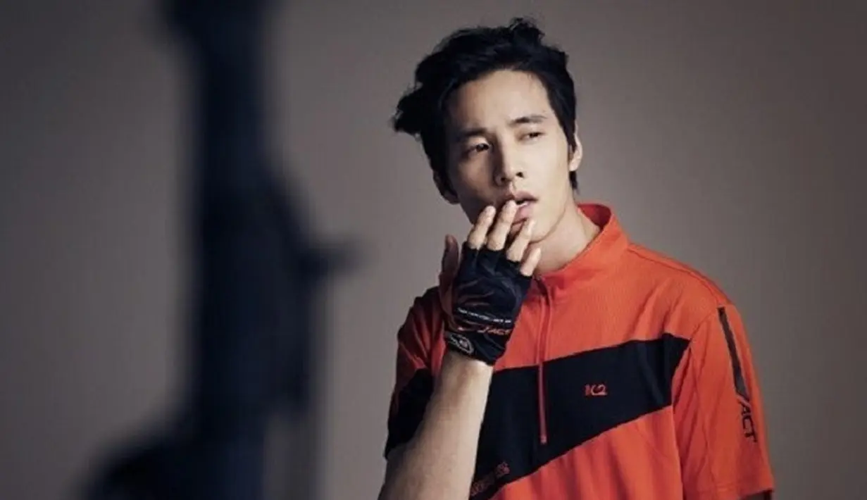 Meski lama tidak muncul, akan tetapi Won Bin tetap profesional saat bekerja. Ia tetap menjalankan syuting walaupun lokasi syuting dipenuhi dengan pasir. (Foto: soompi.com)