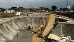 Pekerja menyelesaikan pembangunan taman kota bekas kawasan lokalisasi Kalijodo, Jakarta Barat, Kamis (13/10). Di lahan itu, Pemprov DKI akan membangun taman, skate park dan Ruang Publik Terpadu Ramah Anak (RPTRA). (Liputan6.com/Gempur M Surya)