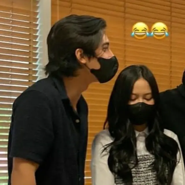 Tetap Profesional, Ini 6 Potret Hanggini dan Junior Roberts di Balik Layar Geez & Ann Series
