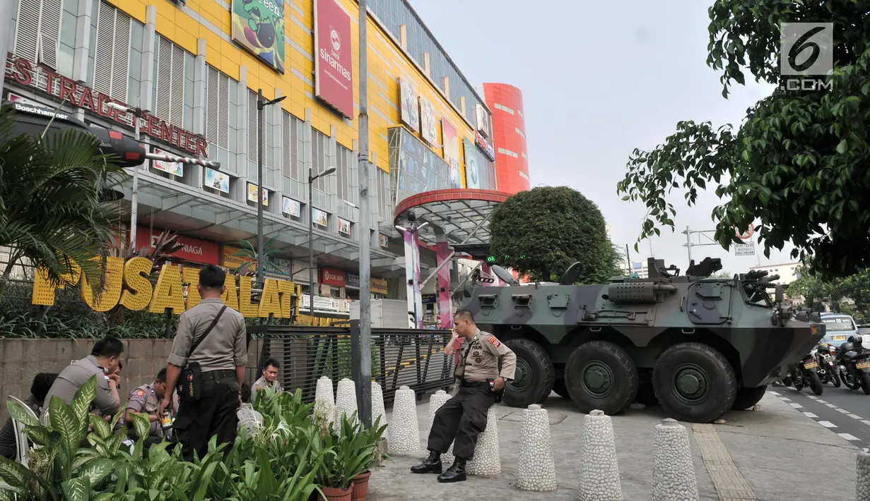 Polisi berjaga dekat Panser Anoa yang terparkir di pusat perbelanjaan kawasan Glodok, Jakarta, Kamis (27/6/2019). TNI dan Polri mengamankan sejumlah pusat perbelanjaan di Jakarta guna mengantisipasi hal tidak diinginkan saat pembacaan putusan sidang sengketa Pilpres 2019. (merdeka.com/Iqbal Nugroho)