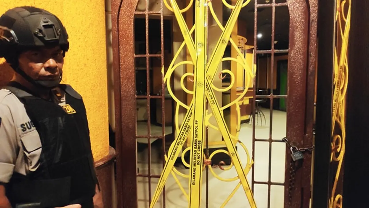 Pintu masuk Queen Club Pekanbaru disegel setelah izinnya dicabut karena kedapatan jual narkoba.