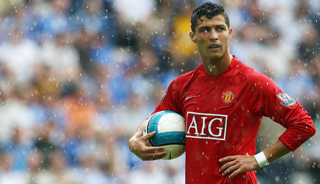 4. Cristiano Ronaldo - Harga jual Cristiano Ronaldo ke Real Madrid pada 2009 menjadikannya pemain termahal di dunia saat itu. Manchester United untung besar, tapi mereka kehilangan kualitas Ronaldo. (AFP/Paul Ellis)