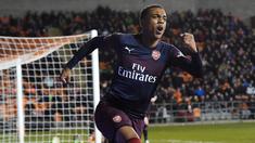 Gelandang Arsenal, Joe Willock, melakukan selebrasi usai membobol gawang Blackpool pada laga Piala FA di Stadion Bloomfield Road, Sabtu (5/1). Arsenal menang 3-0 atas Blackpool. (AFP/Paul Ellis)