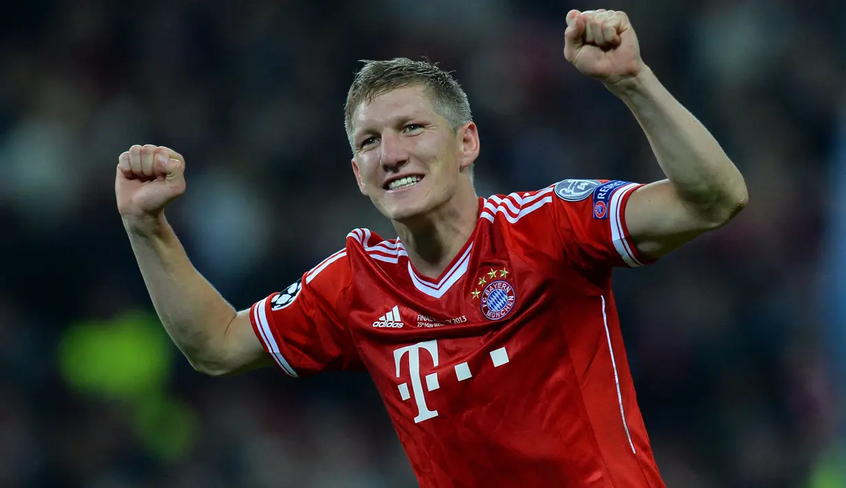 Bastian Schweinsteiger berupah posisi ketika Louis van Gaal menukangi Bayern Munich pada tahun 2009. Awalnya ia merupakan winger kiri dan dipindah menjadi gelandang tengah oleh van Gaal. Alhasil ia menjadi salah satu gelandang tengah terbaik di dunia saat ini. (Foto: AFP/Andrew Yates)