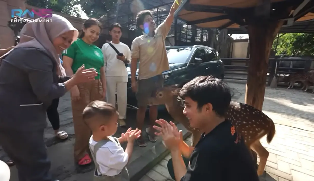 Saat melihat burung merak, Cipung agak mundur dan minta gendong sus Rini. Tapi setelah melihat ada rusa, ia minta turun dan berjalan mendekatinya.  Cipung tampak senang ketika memberi makan rusa  dan memegangnya. [Youtube/Rans Entertainment]