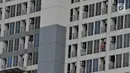 Seorang penghuni apartemen terlihat berdiri di balkon kamarnya di Jakarta, Selasa (16/4). Data Colliers International mencatat pada kuartal I-2019 tambahan pasokan apartemen sebanyak 1.847 unit. Sehingga total apartemen di Jakarta saat ini sebanyak 203.664 unit. (merdeka.com/Iqbal S. Nugroho)