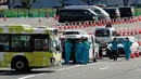 Petugas medis bersiap dekat kapal pesiar Diamond Princess yang dikarantina di sebuah pelabuhan di Yokohama, Jepang, Rabu (19/2/2020). Seorang kru kapal pesiar Diamond Princess dinyatakan positif terinfeksi virus corona (COVID-19). (AP Photo/Eugene Hoshiko)