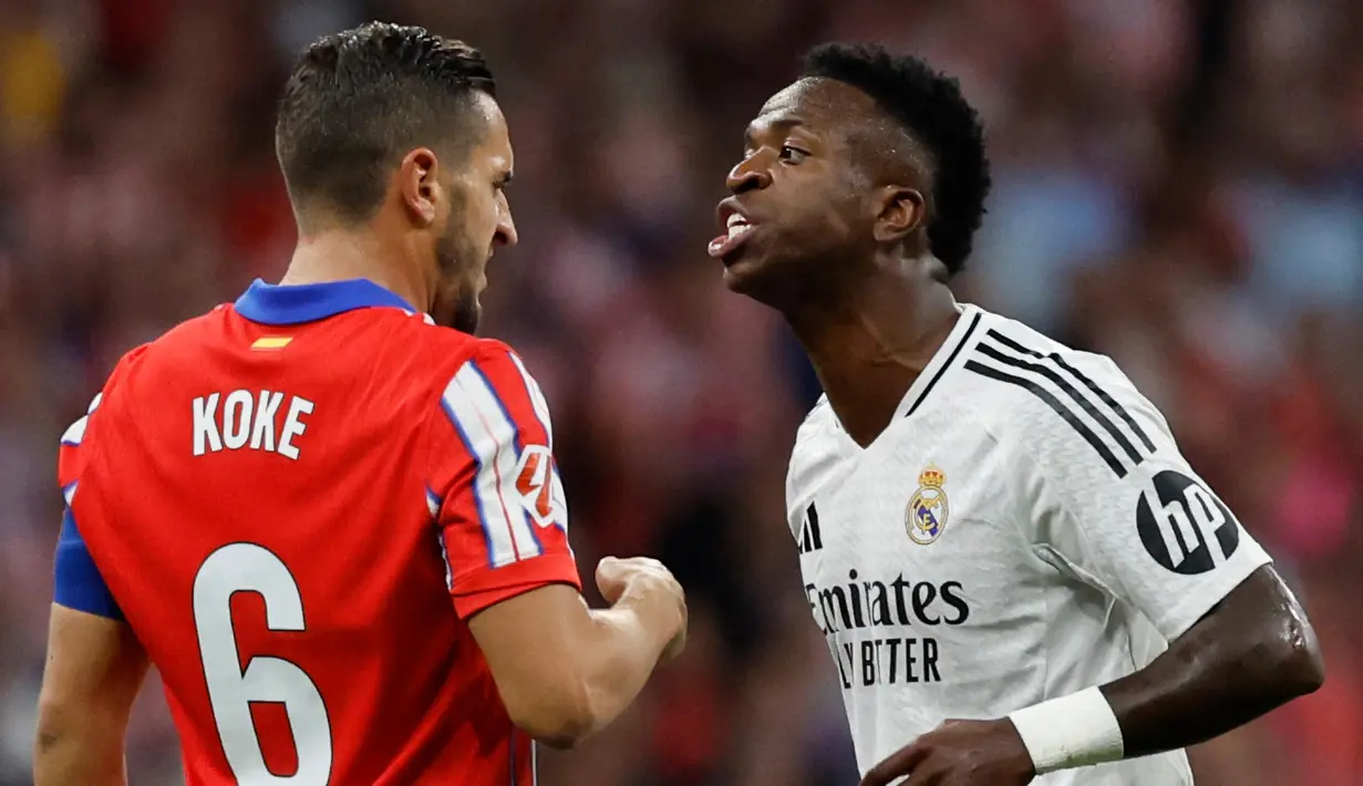 Pertandingan dua klub asal kota Madrid semakin panas. Pada menit ke-68 laga dihentikan sementara oleh wasit. (OSCAR DEL POZO/AFP)