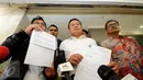 Komisioner KY Taufiqurrohman Syahuri (tengah) usai menjalani pemeriksaan di Subdit II Bareskrim, Jakarta, Senin (28/9/2015). Taufiqurrohman akan melaporkan balik hakim Sarpin Rizaldi dengan tuduhan pencemaran nama baik.(Liputan6.com/Helmi Afandi)