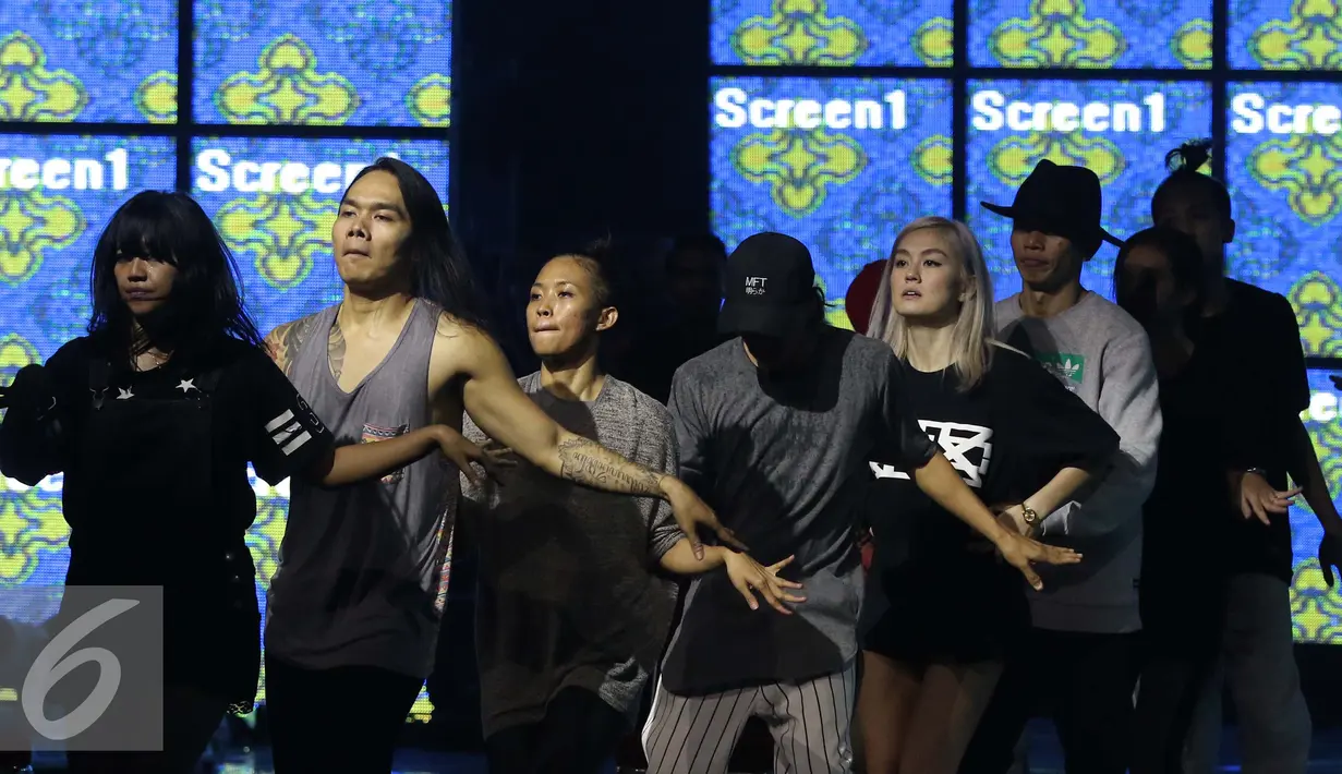 Penyanyi Agnes Mo saat latihan bersama untuk tampil di HUT SCTV ke-26 di Istora Senayan, Jakarta, Senin (22/8). Agnes Mo akan membawakan beberapa lagu terpopuler sepanjang karirnya yang disiarkan langsung, Rabu (24/8). (Liputan6.com/Herman Zakharia)