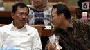Menteri Kesehatan Terawan Agus Putranto (kiri) berbincang dengan Dirut BPJS Kesehatan Fachmi Idris (kanan) saat rapat dengar pendapat dengan Komisi IX DPR di Kompleks Parlemen, Jakarta, Selasa (5/11/2019). Rapat membahas polemik kenaikan iuran BPJS Kesehatan. (Liputan6.com/JohanTallo)