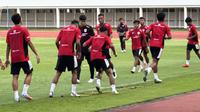Latihan perdana Timnas Indonesia U-22 untuk persiapan menuju SEA Games 2025. Latihan tim asuhan Indra Sjafri itu berlatih di Stadion Madya, Gelora Bung Karno, Jakarta, Jumat (3/10/2025). (Bola.com/Muhammad Adi Yaksa)