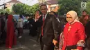 Gubernur DKI Jakarta Anies Baswedan dan istrinya menyapa awak media saat datang ke acara pernikahan putri Presiden Jokowi, Kahiyang Ayu dan Bobby Nasution di Gedung Graha Saba Buana, Solo, Rabu (8/11). (Liputan6.com/Lizsa Egeham)