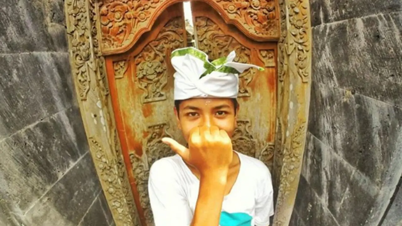 'Selfie' yang Hiasi Peringatan Tumpek Landep
