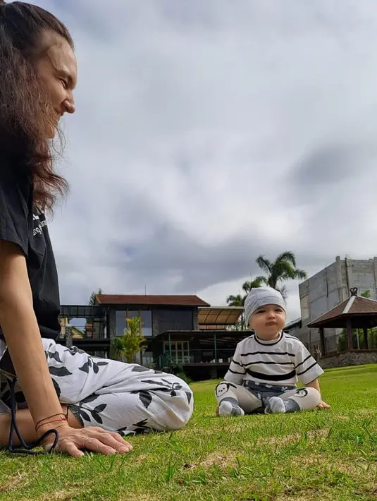 <p>Nadine kenalkan anak dengan rumput [Instagram/nadinelist]</p>