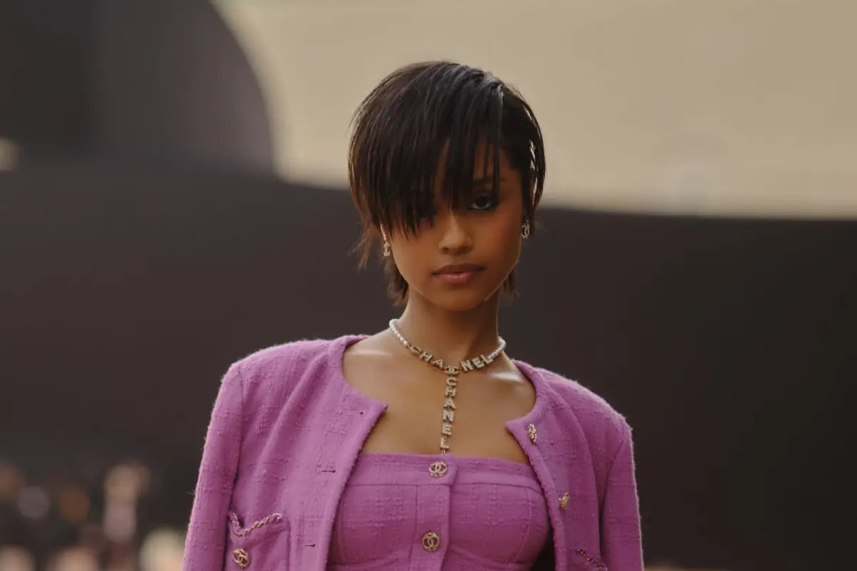Serba Pink, Gaya Tyla Mencuri Atensi dengan Rambut Pixie Cut di Chanel F/W 2025 Paris Fashion