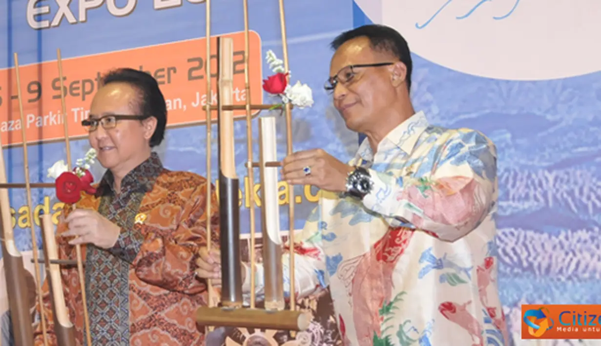Citizen6, Senayan: .MKP Sharif C Sutardjo dan Sekretaris Dekin Dedy Sutisna memainkan musik angklung sebagai tanda dimulainya pameran. (Pengiririm: Efrimal Bahri).