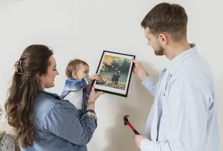 peran orangtua menjadi sangat penting, yaitu membantu anak mengenali dan memberi nama pada emosi yang mereka rasakan. Salah satu cara yang efektif dan mudah dilakukan di rumah adalah dengan menggunakan media gambar, seperti feelings chart atau ilustrasi ekspresi wajah. (foto/dok: freepik)