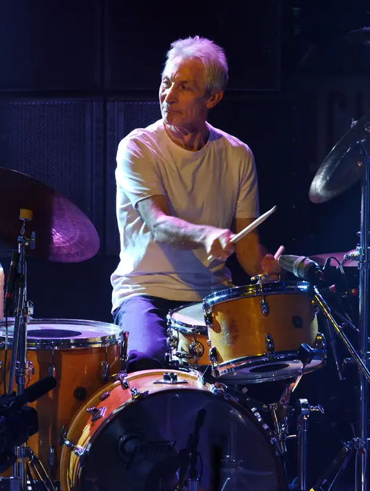 Drummer The Rolling Stones Charlie Watts tampil di atas panggung Olympia dalam konser dalam tur dunia band "Forty Licks" di Paris, Prancis, 12 Juli 2003. Kabar meninggalnya Charlie Watts dibagikan oleh The Rolling Stones melalui keterangan yang diunggah di akun Instagram mereka. (Eric Feferberg/AFP)