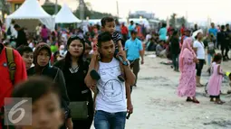 Sejumlah keluarga beserta anak-anaknya memadati kawasan pantai Ancol untuk menunggu pergantian tahun baru, Jakarta, Sabtu (31/12). (Liputan6.com/Angga Yuniar